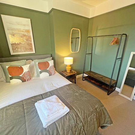 צ'סטר Recently Refurbished 3 Bedroom Home With Parking - Perfect For Longstays - Sleeps 8 מראה חיצוני תמונה